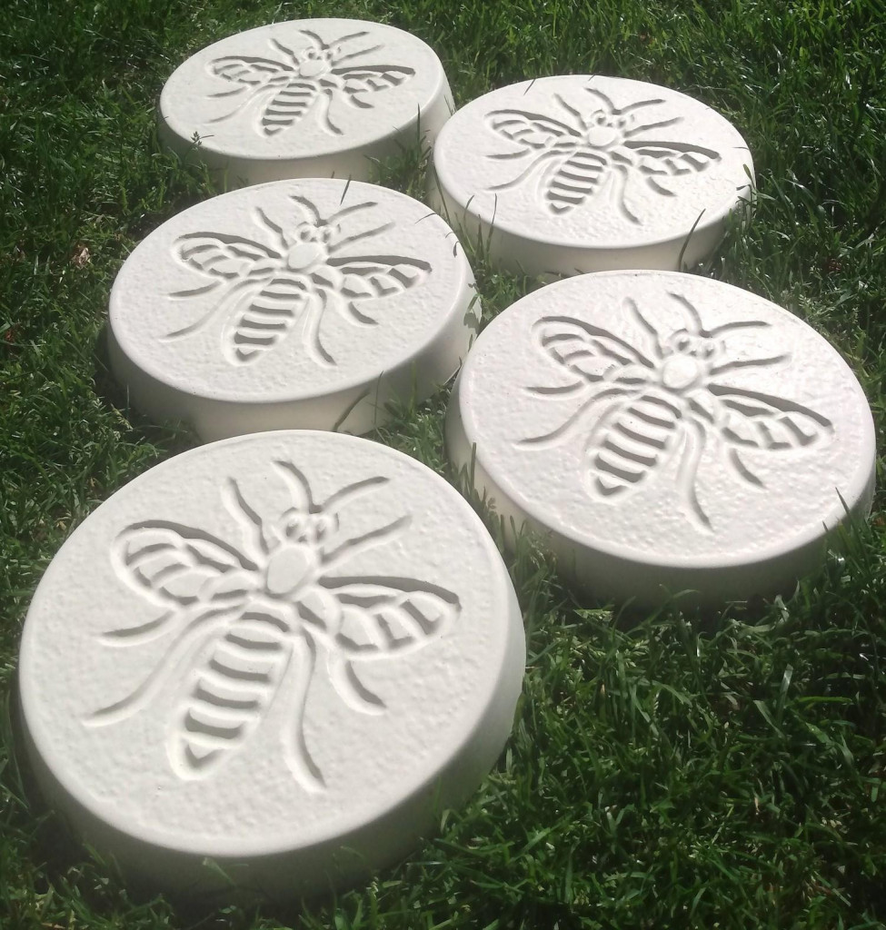 Pack of 5 bee design stepping stones in a white colour.
